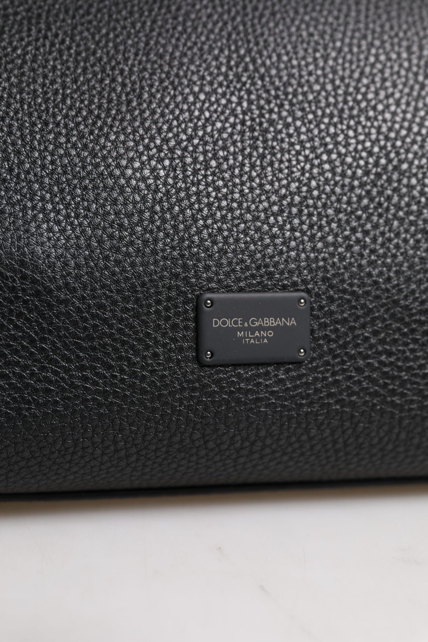 Bolso bandolera de cuero negro con placa del logotipo