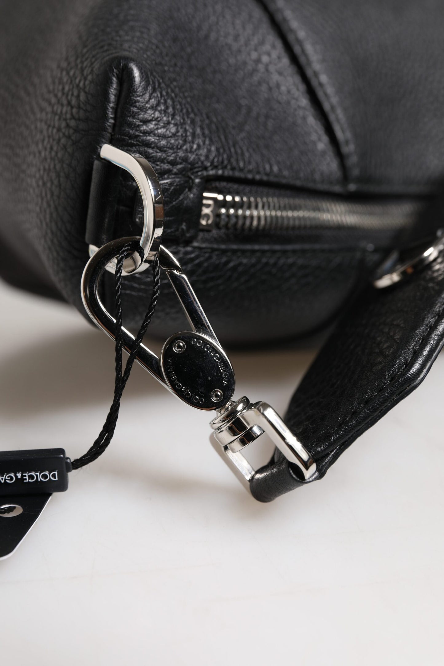 Bolso bandolera de cuero negro con placa del logotipo