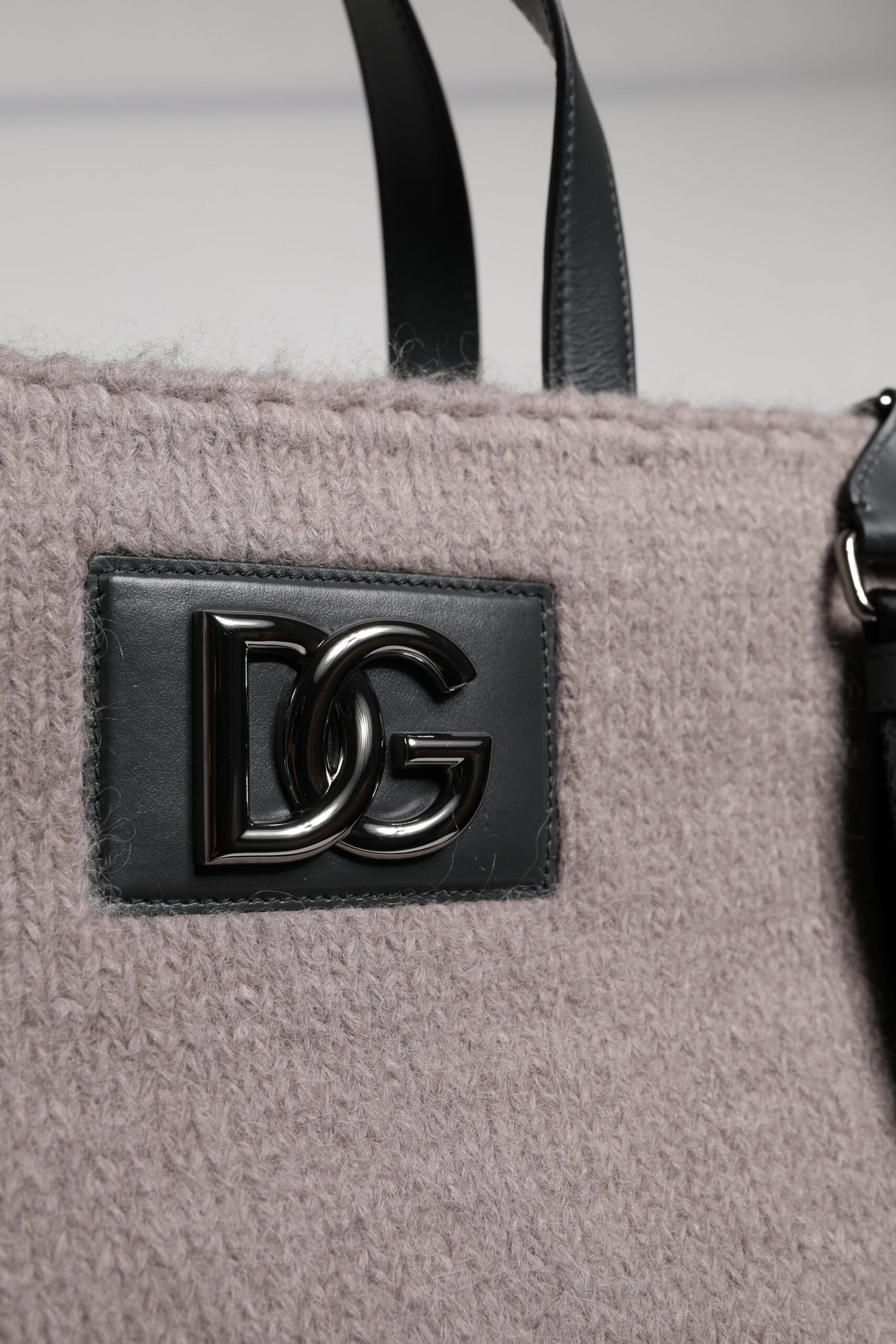 Bolso de hombro tipo tote de lana de alpaca gris con placa del logotipo