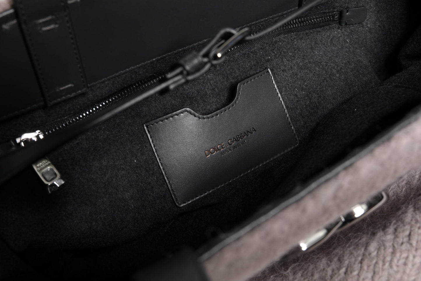 Bolso de hombro tipo tote de lana de alpaca gris con placa del logotipo