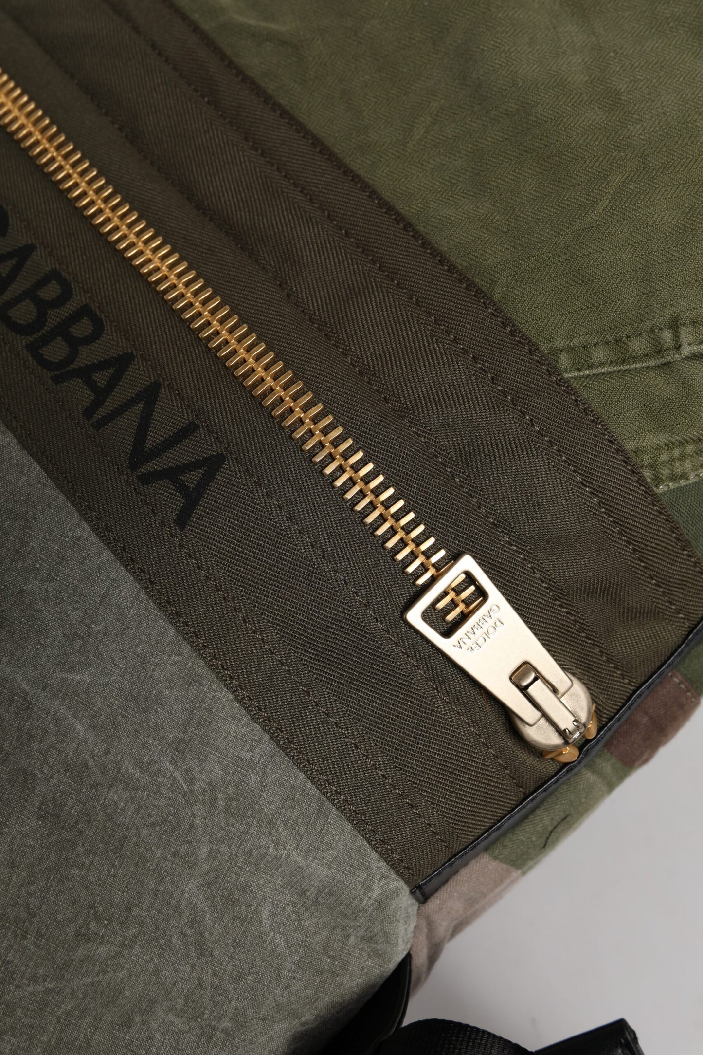 Mochila con parches de color verde militar