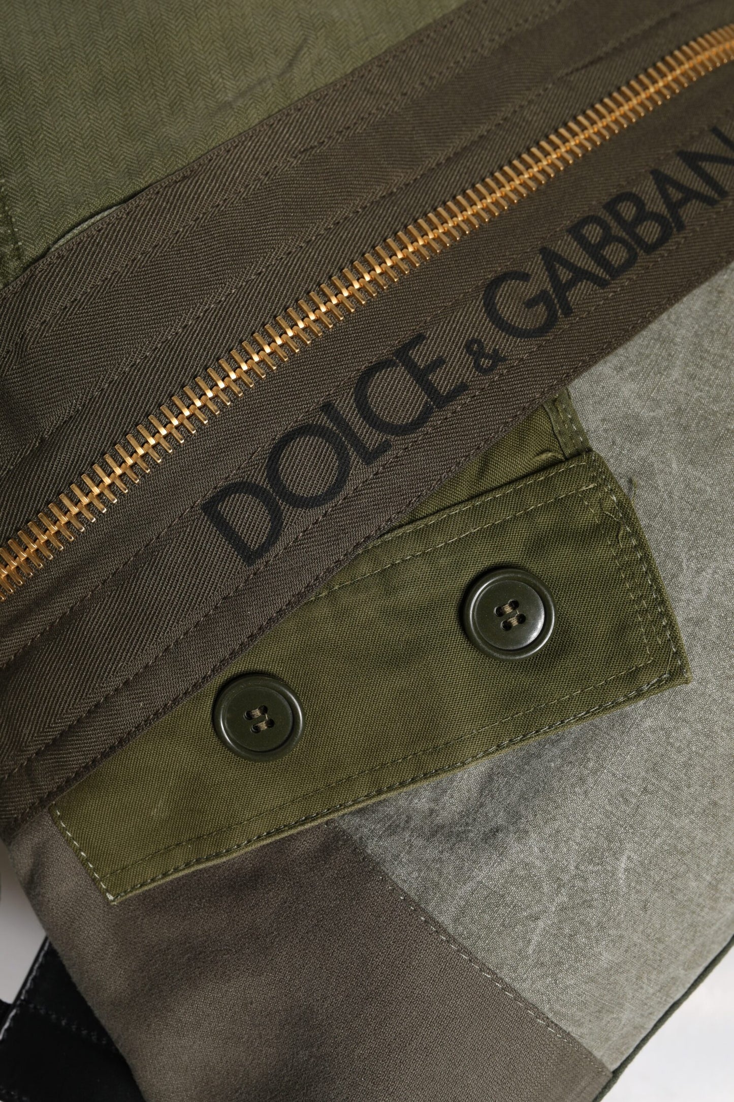Mochila con parches de color verde militar