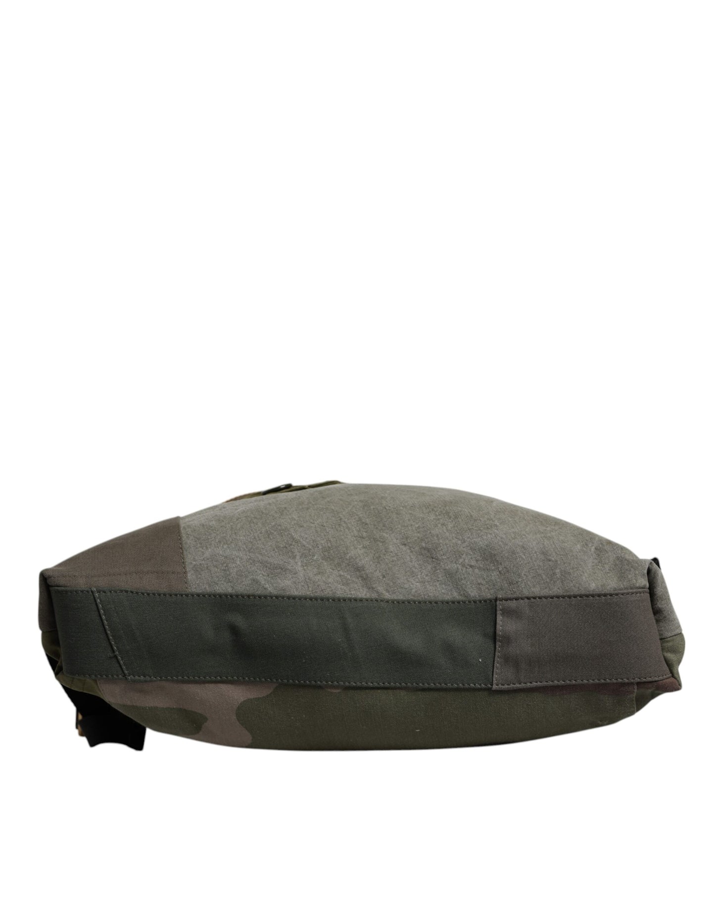 Mochila con parches de color verde militar