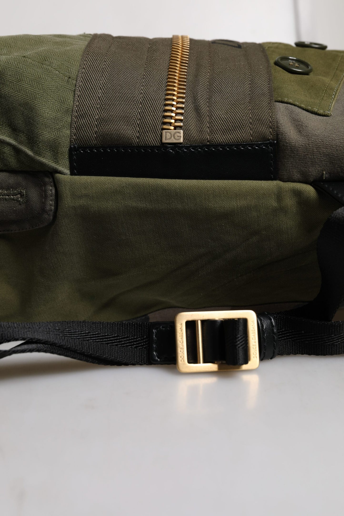 Mochila con parches de color verde militar