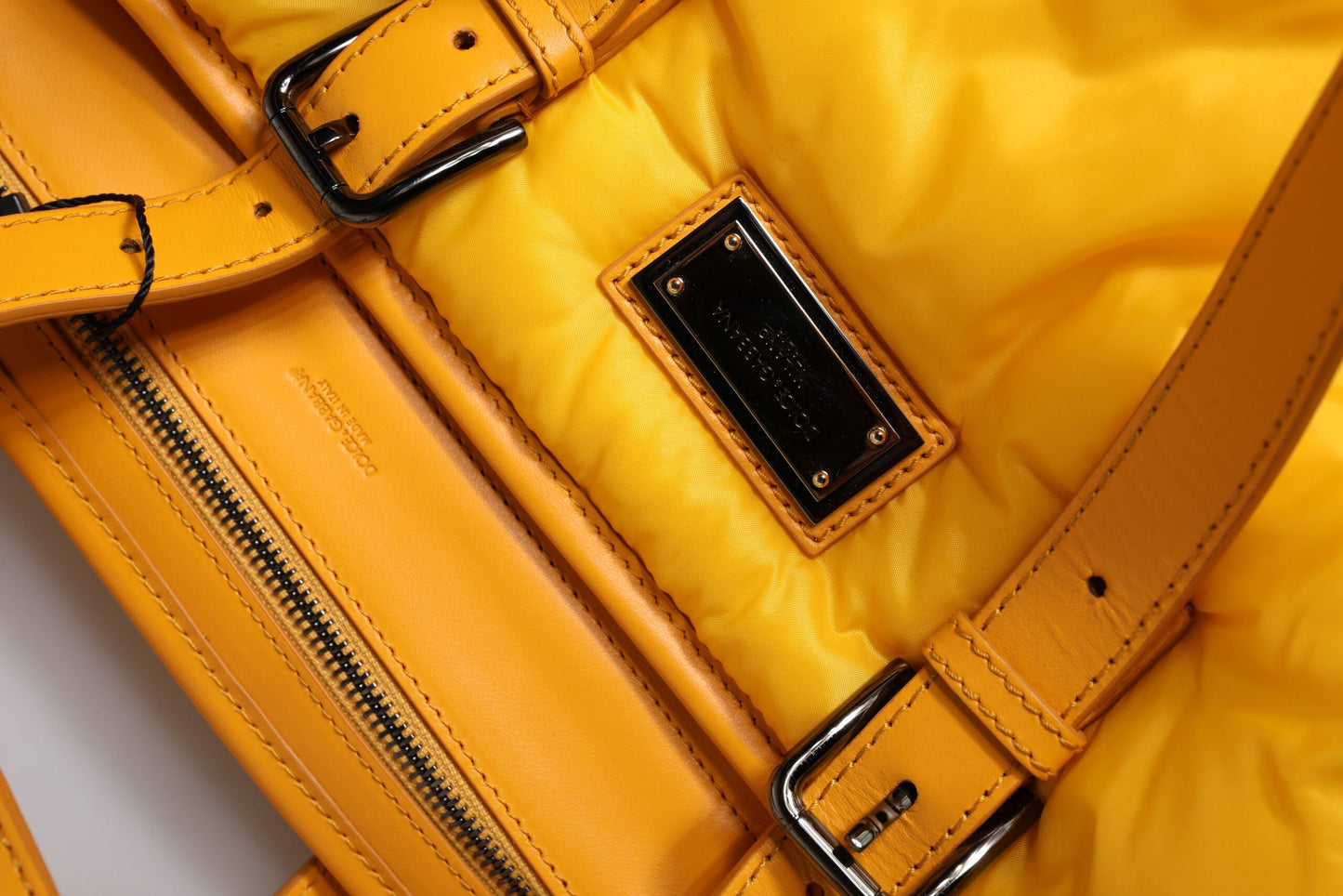 Bolso bandolera de nailon con placa del logotipo en color amarillo y naranja