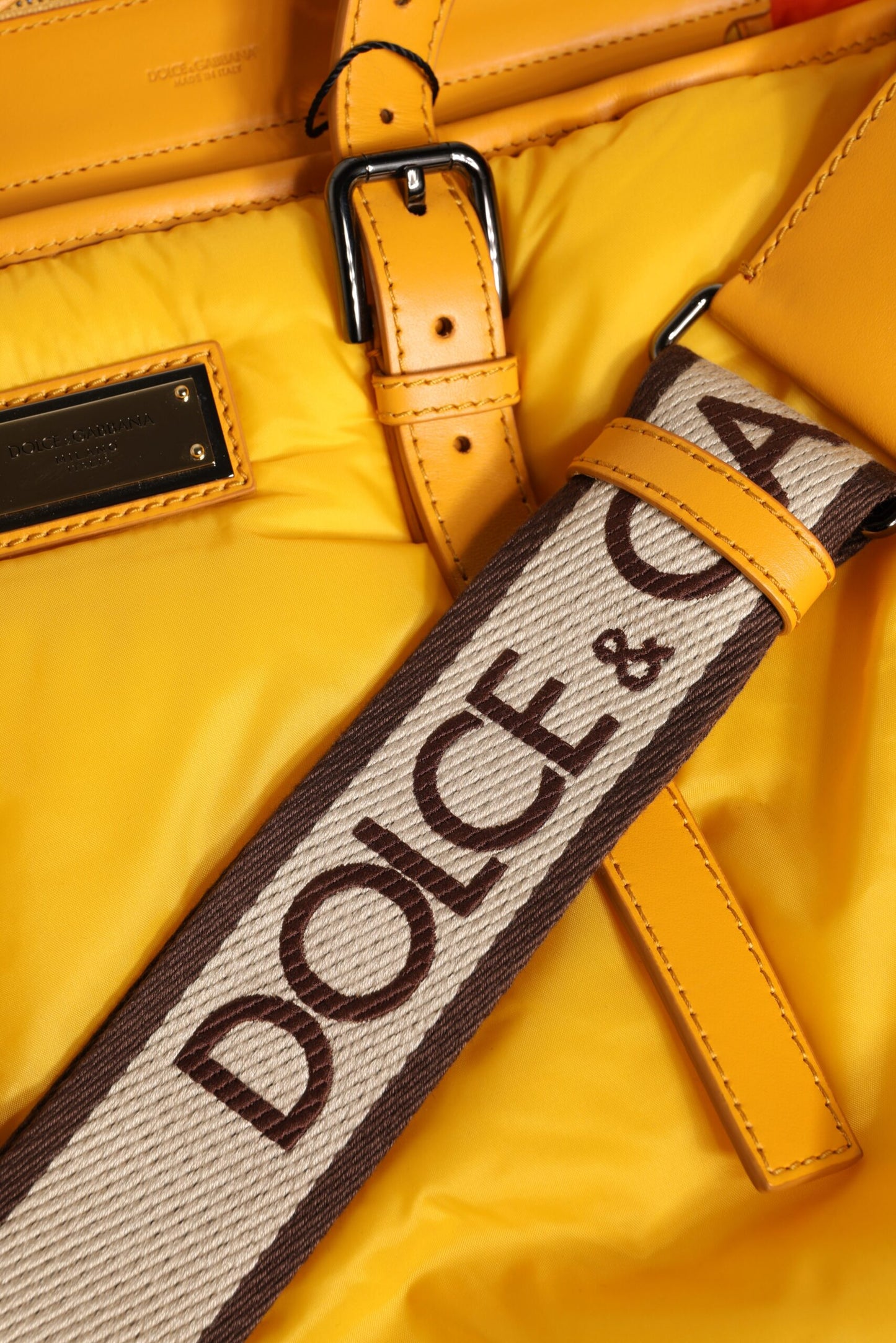 Bolso bandolera de nailon con placa del logotipo en color amarillo y naranja