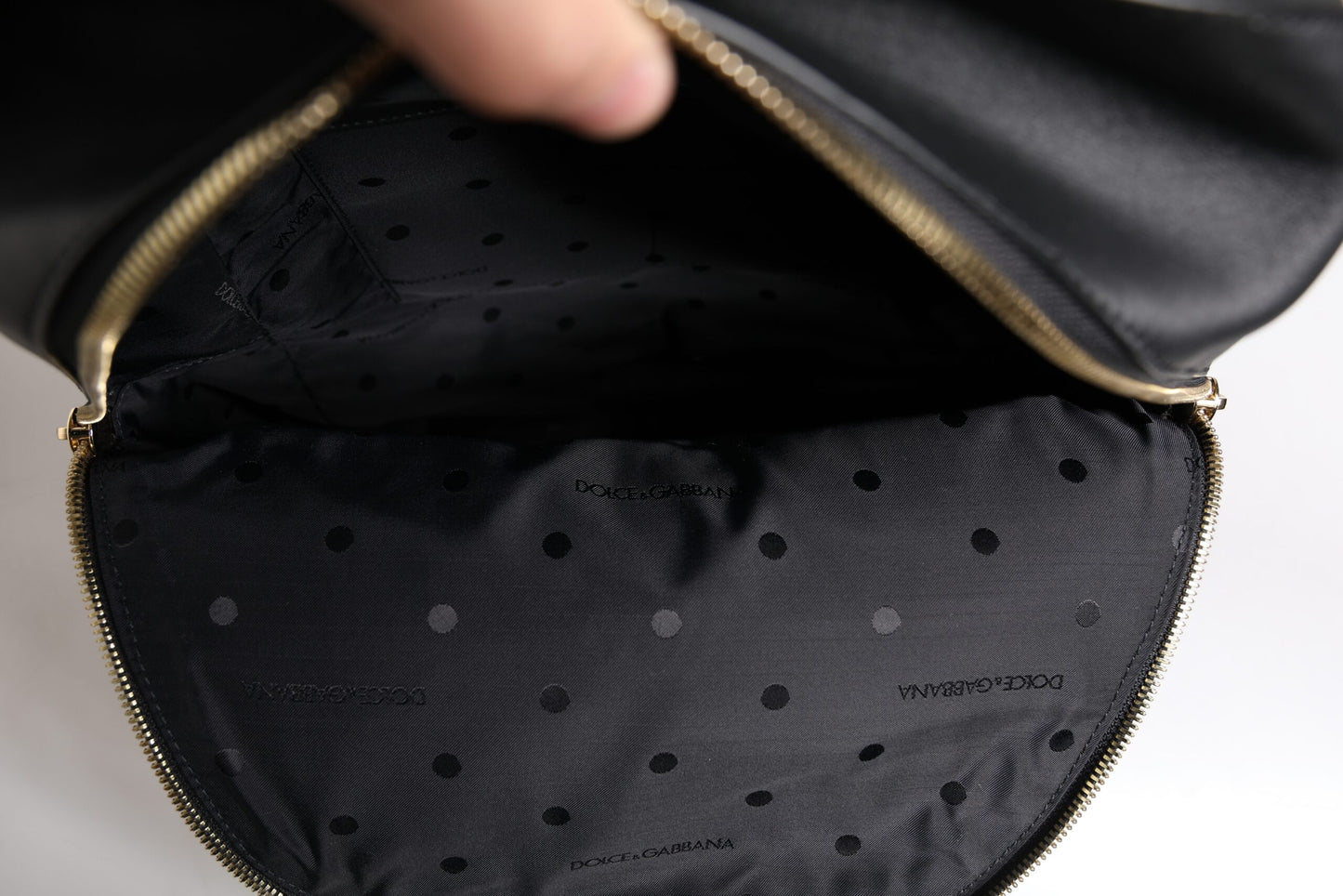 Mochila de viaje de cuero negro con estampado del logotipo de DG