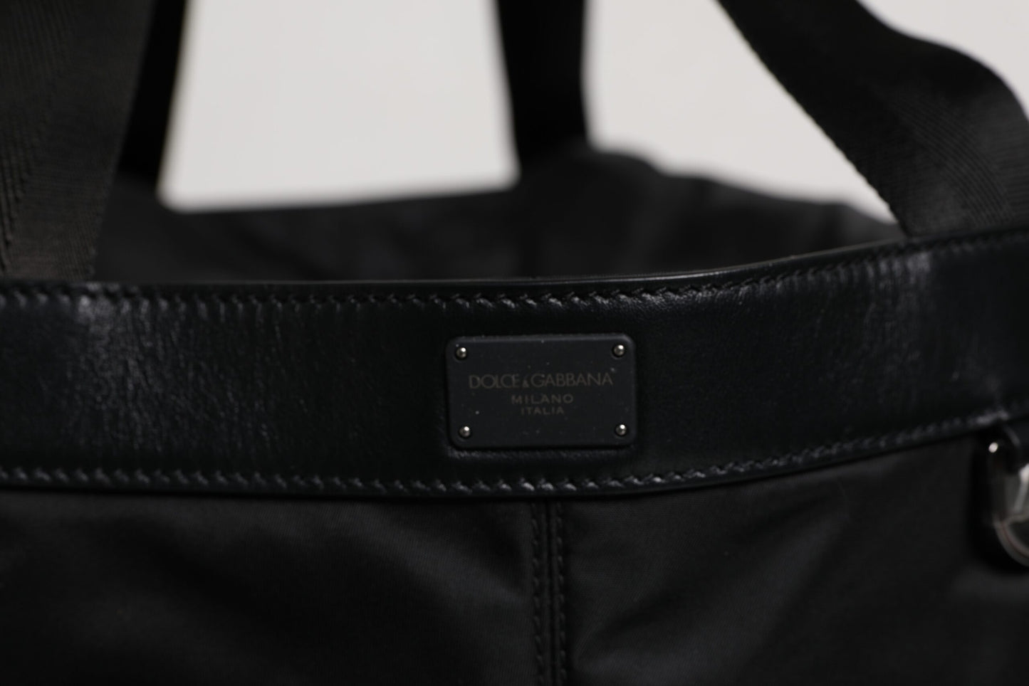 Bolso bandolera tipo cubo de nailon negro con logotipo icónico en blanco