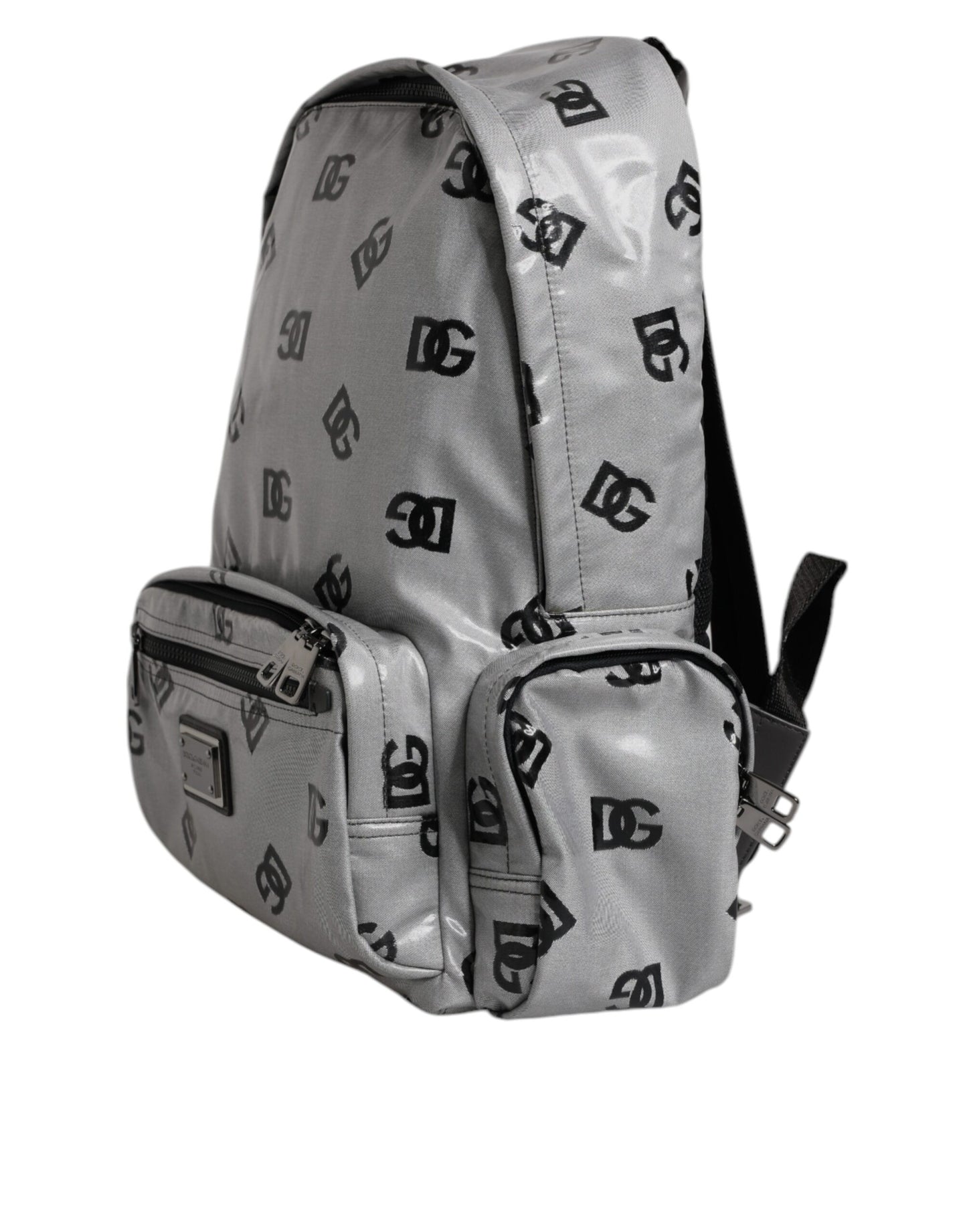 Mochila de poliéster gris y negra con placa del logotipo de DG
