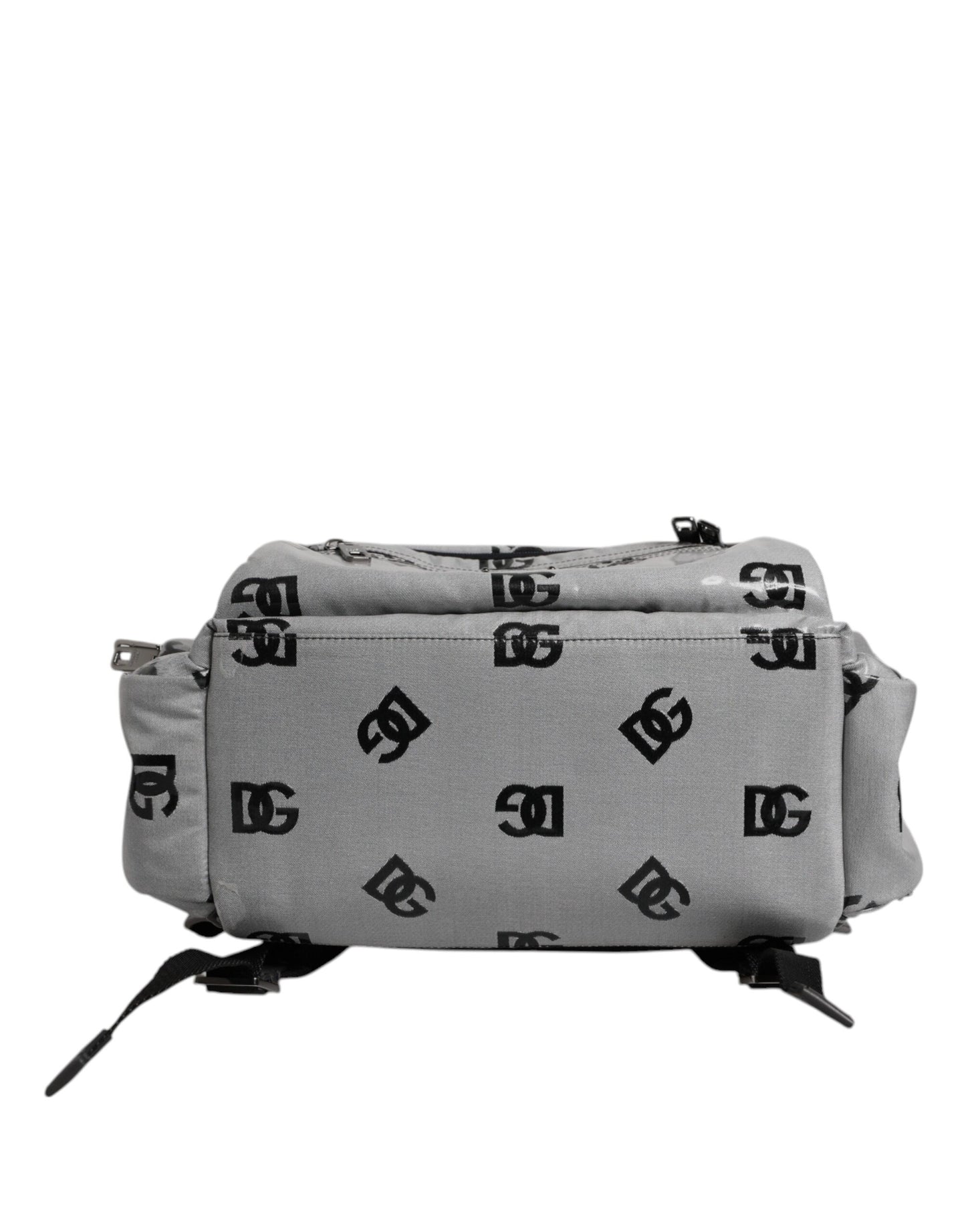 Mochila de poliéster gris y negra con placa del logotipo de DG