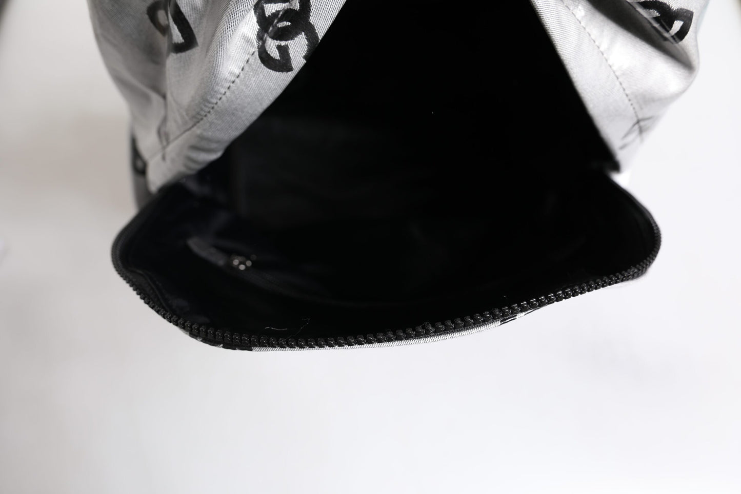 Mochila de poliéster gris y negra con placa del logotipo de DG