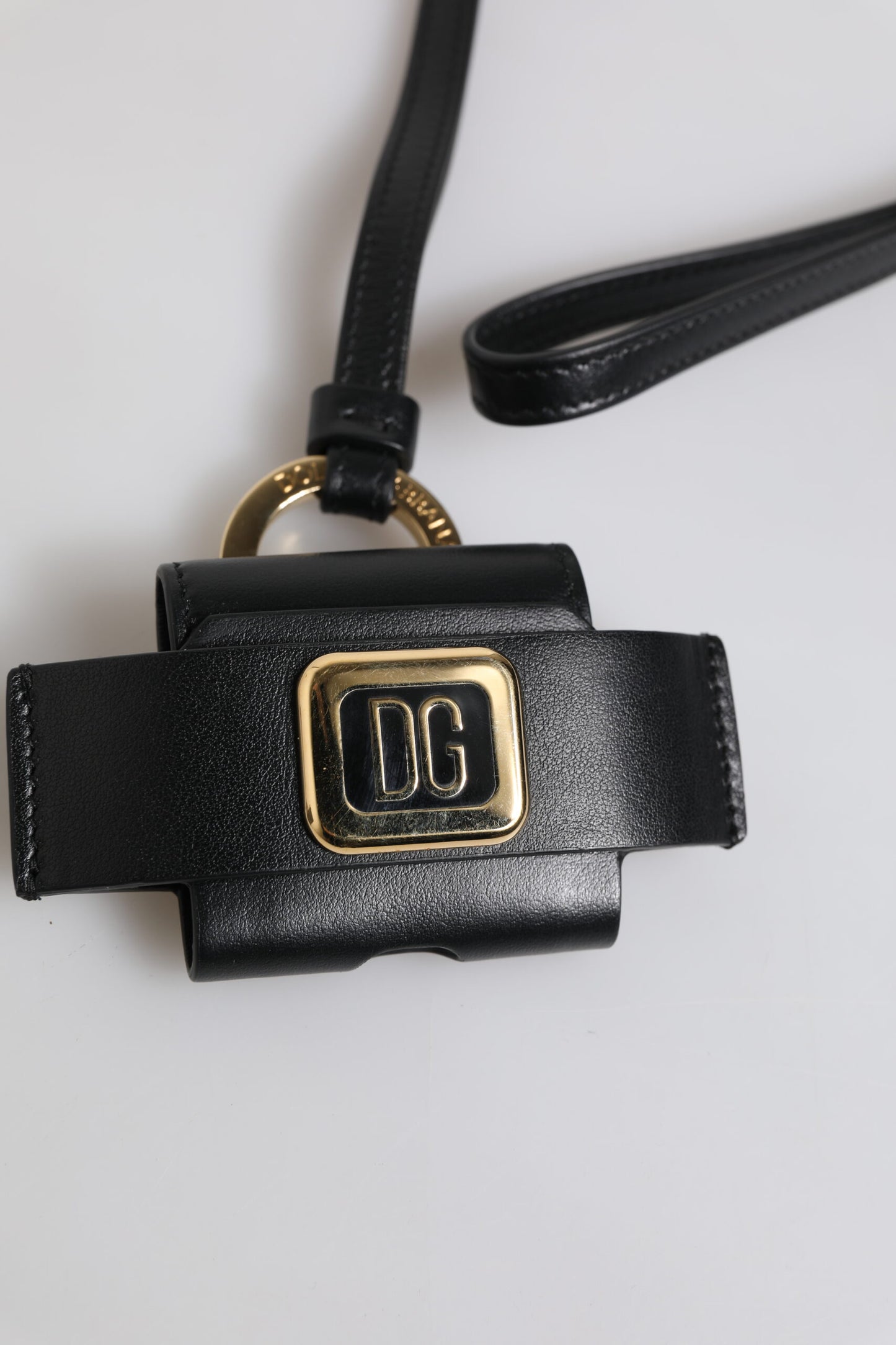 Estuche para AirPods con correa de cuero negra y placa de logotipo de metal dorado
