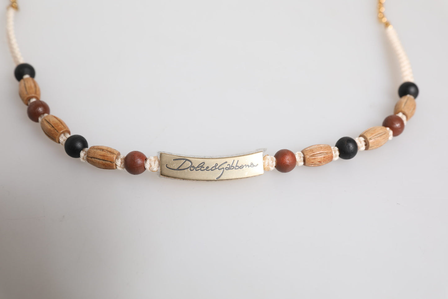 Collar con colgante de logotipo y cuentas de madera en oro negro