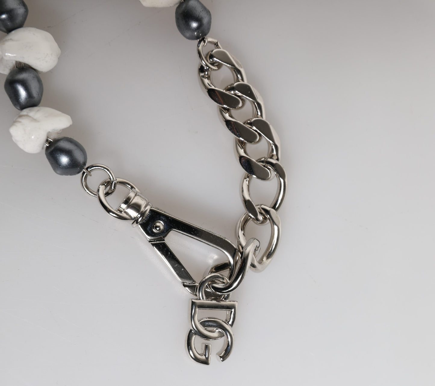 Pulsera con colgante del logotipo de DG en latón plateado con cuentas de concha