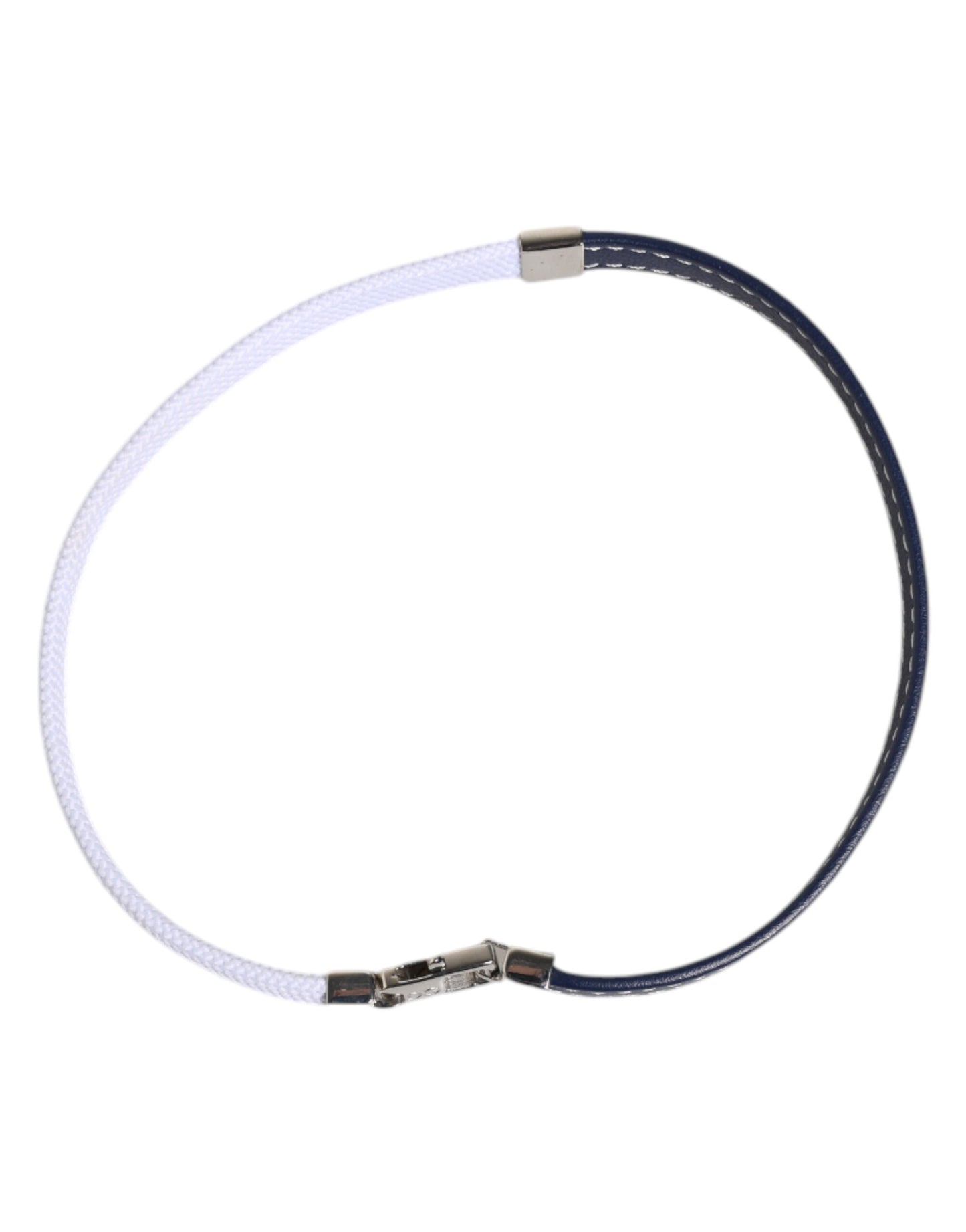 Pulsera con cierre plateado grabado DG y ribete de cuero azul y blanco