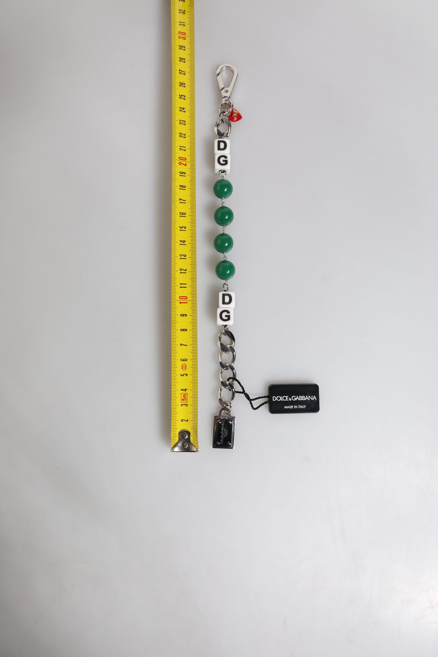 Pulsera con dije de dados de latón en tono plateado con logotipo