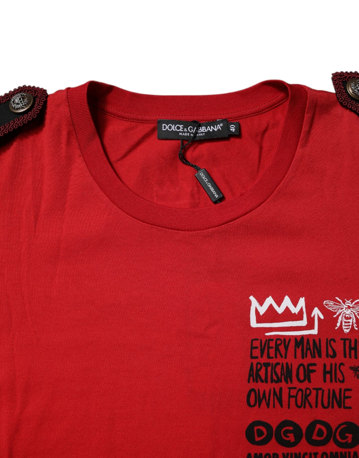 Camiseta de algodón roja con cuello redondo y estampado gráfico