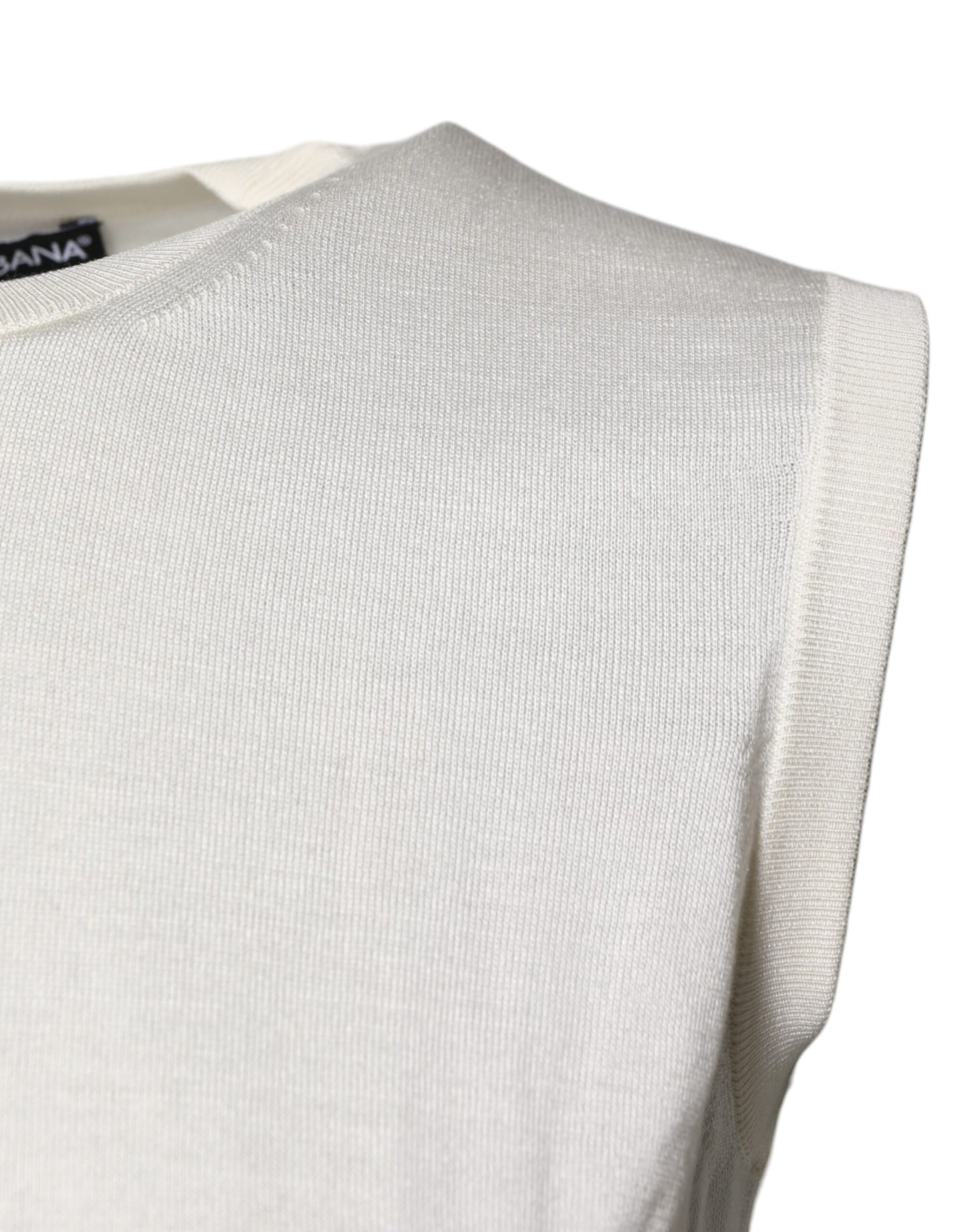 Camiseta sin mangas de seda color crema con cuello redondo