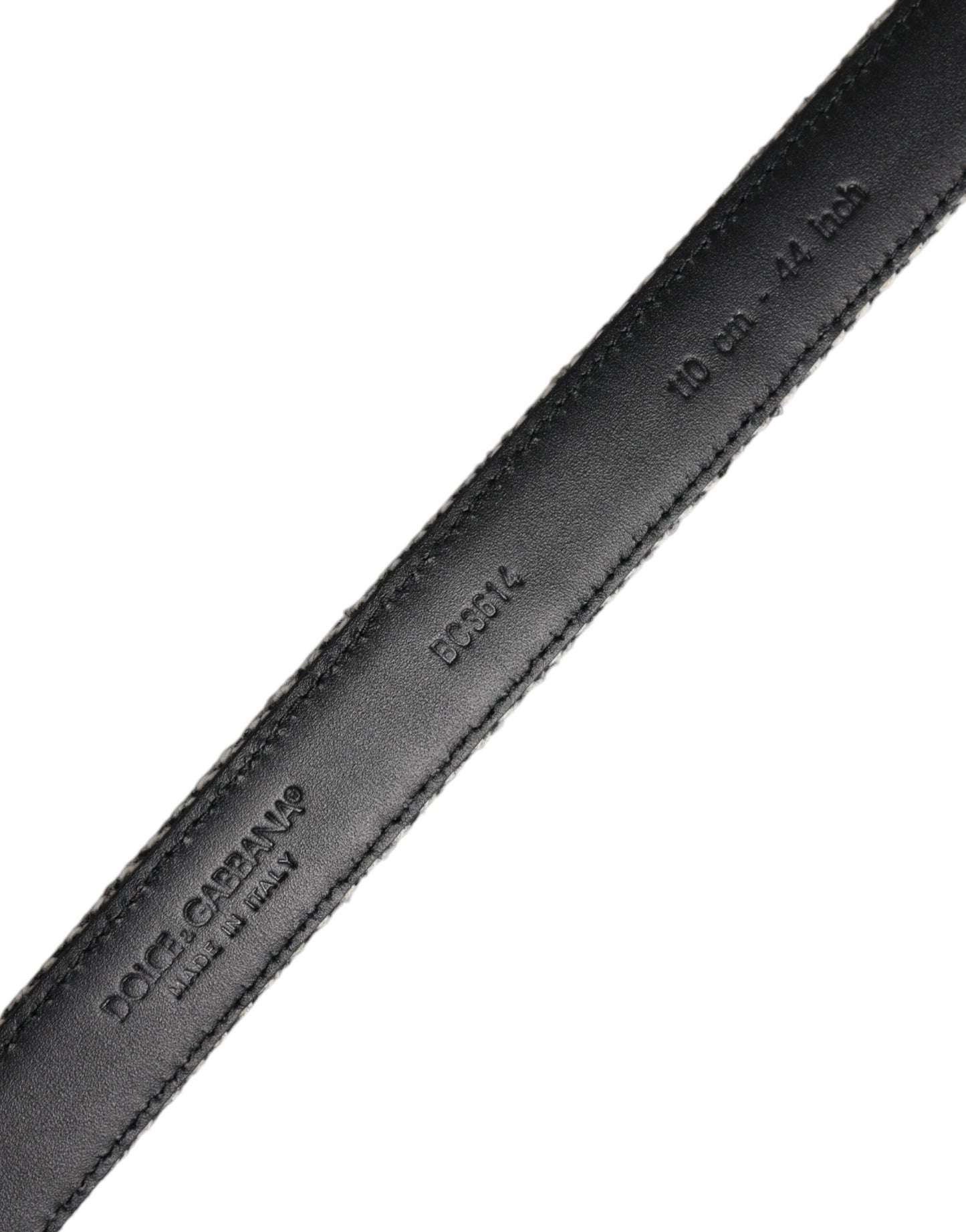 Cinturón con hebilla de metal en tono plateado, blanco y negro