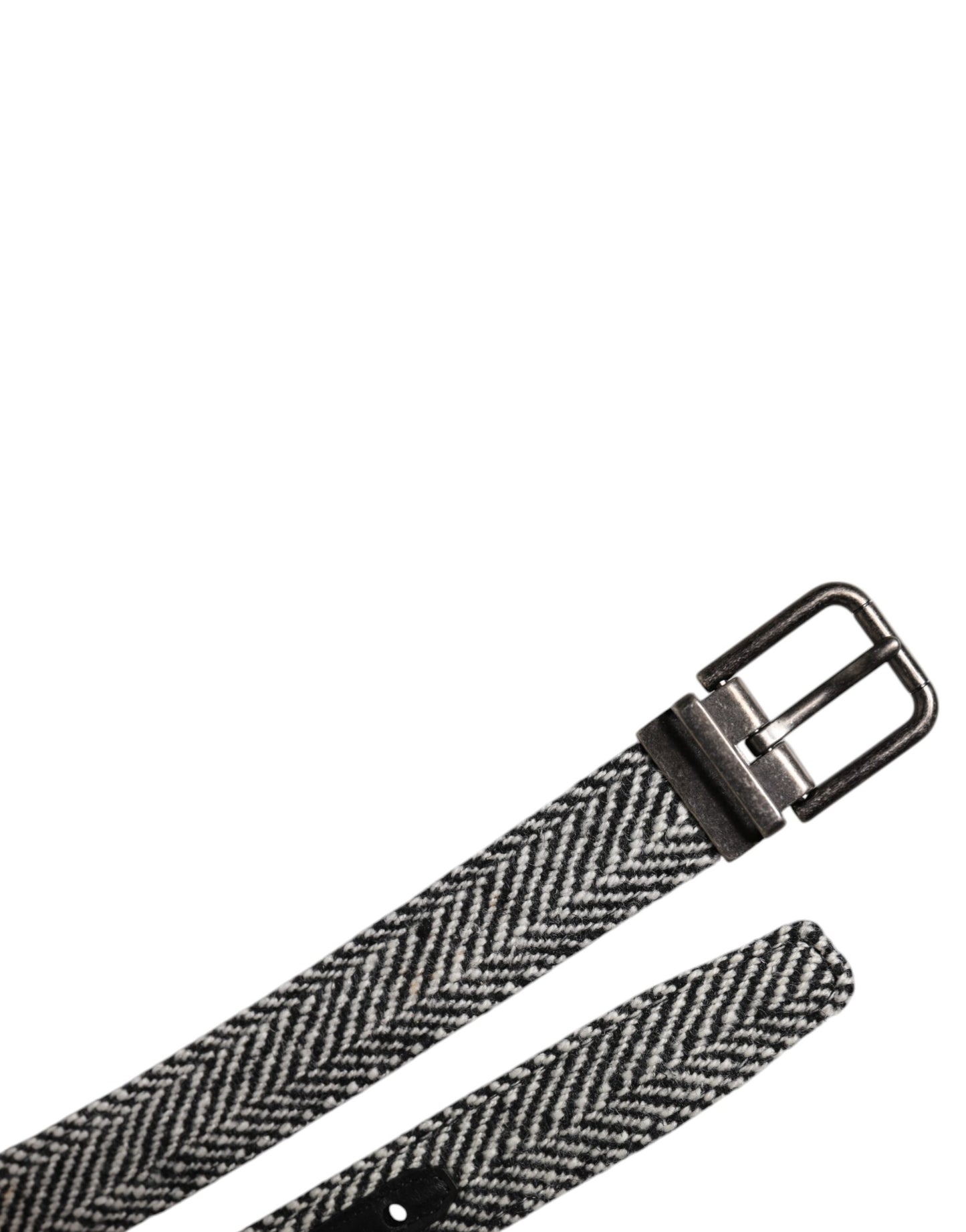 Cinturón con hebilla de metal en tono plateado, blanco y negro