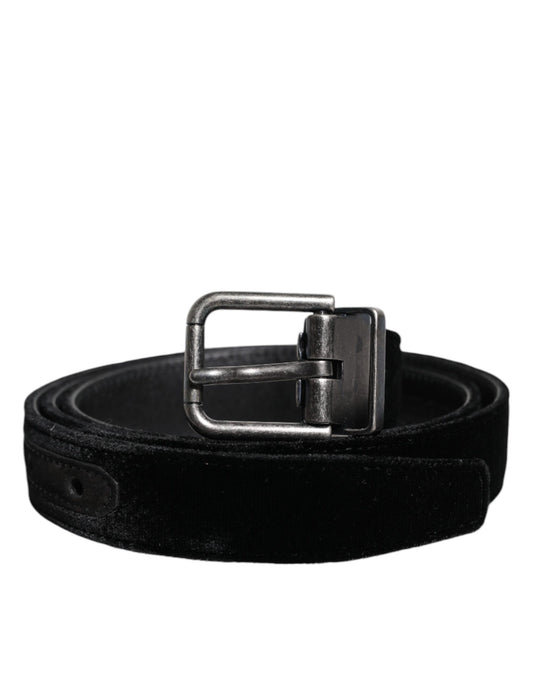 Cinturón clásico de cuero negro con hebilla de metal