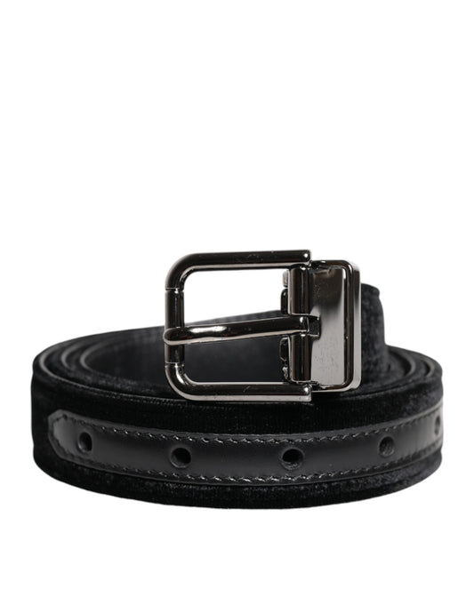 Cinturón clásico de cuero negro con hebilla de metal