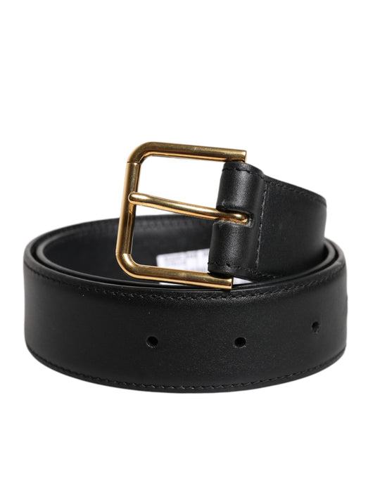 Cinturón clásico de cuero negro con hebilla de metal