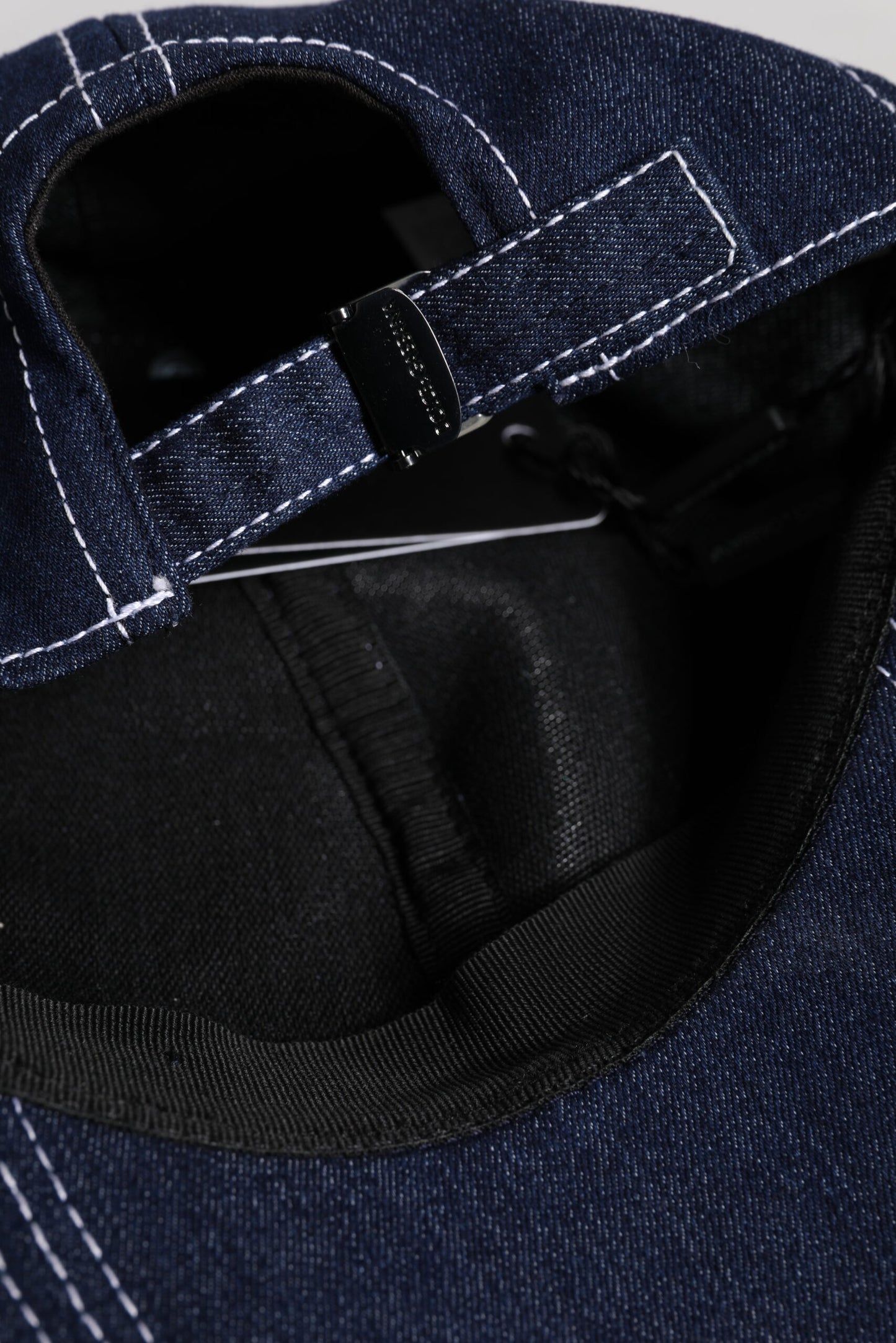 Gorra de béisbol con adornos de cristal azul