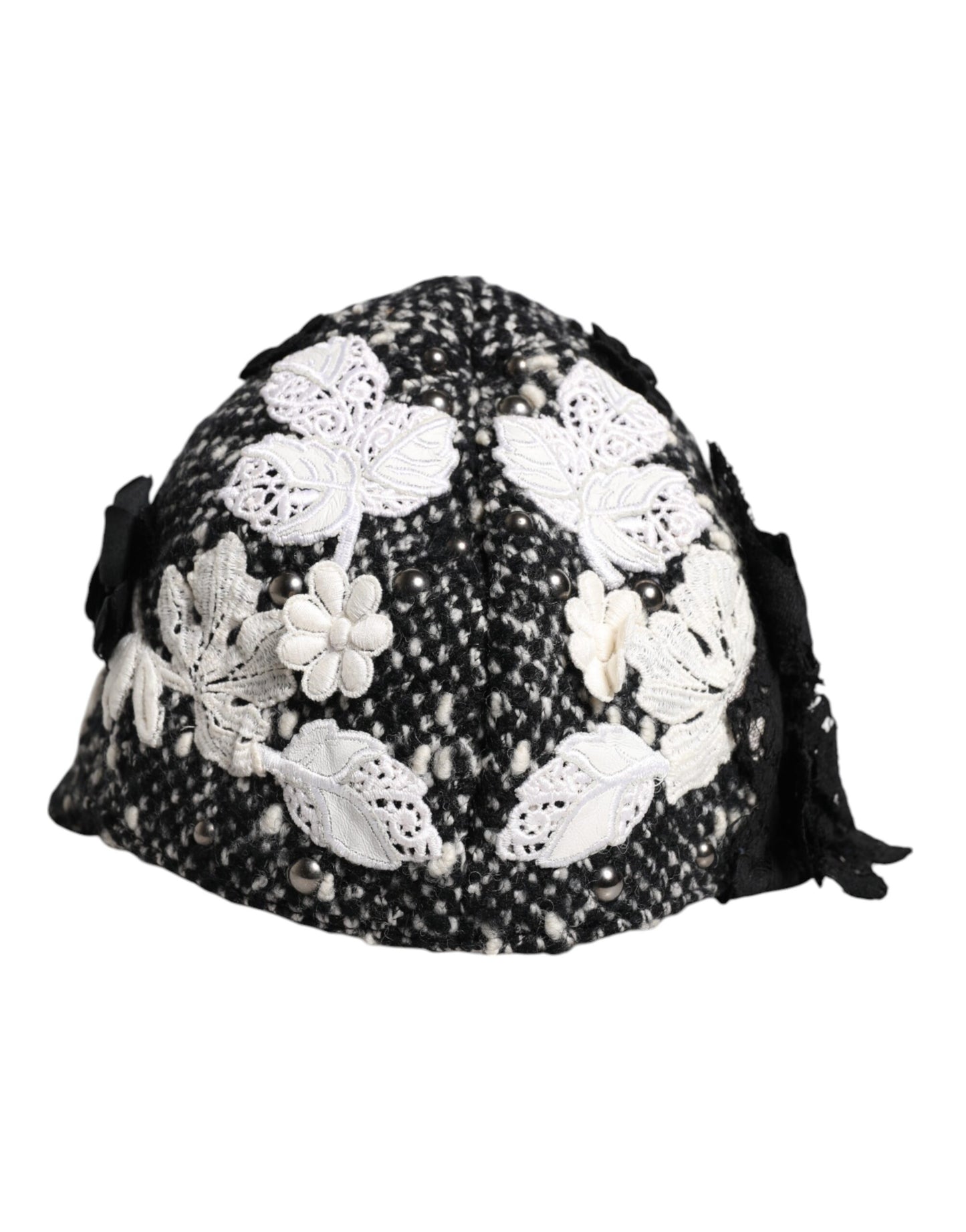Sombrero cloche de lana negra con adornos florales blancos
