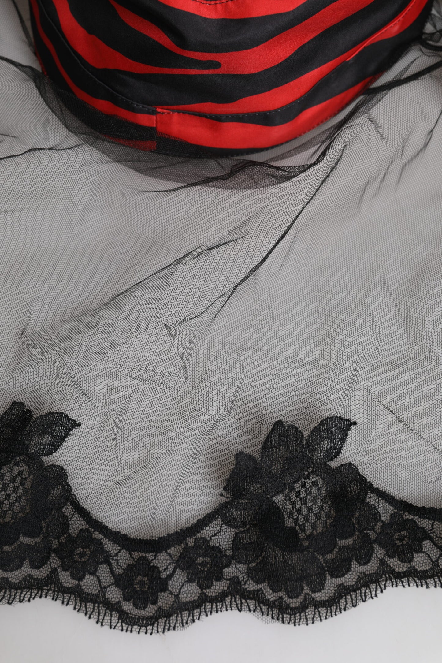 Chapeau bob en tulle et dentelle à rayures noires et rouges