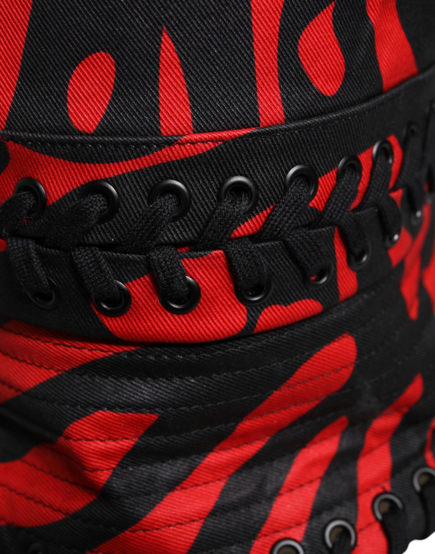 Chapeau bob à large bord en polyester à rayures noires et rouges