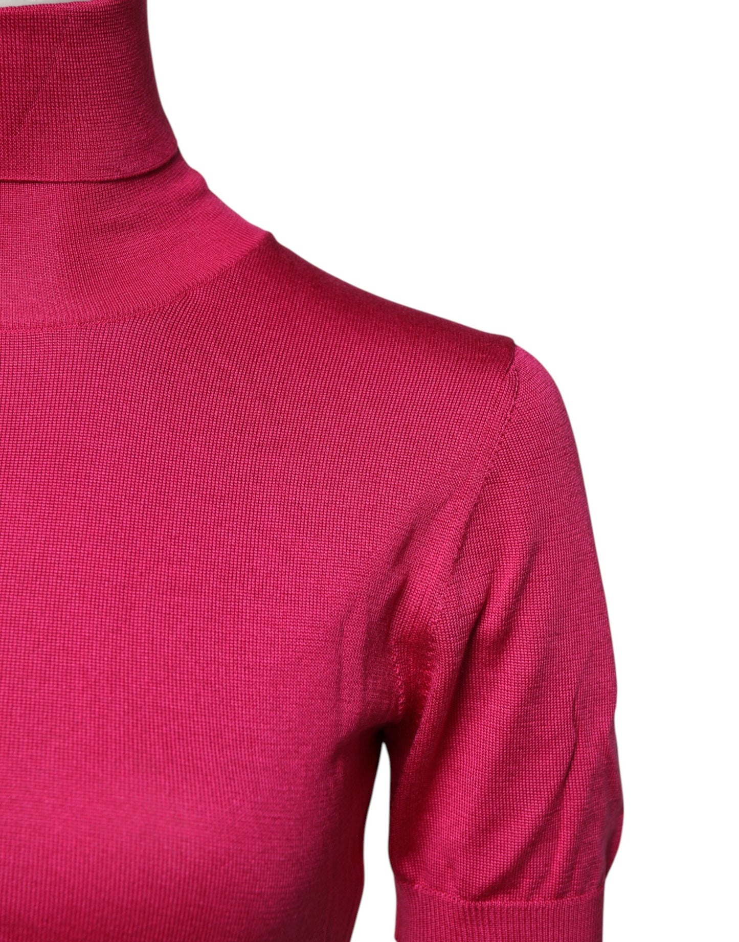 Top corto de cuello alto de punto de seda rosa