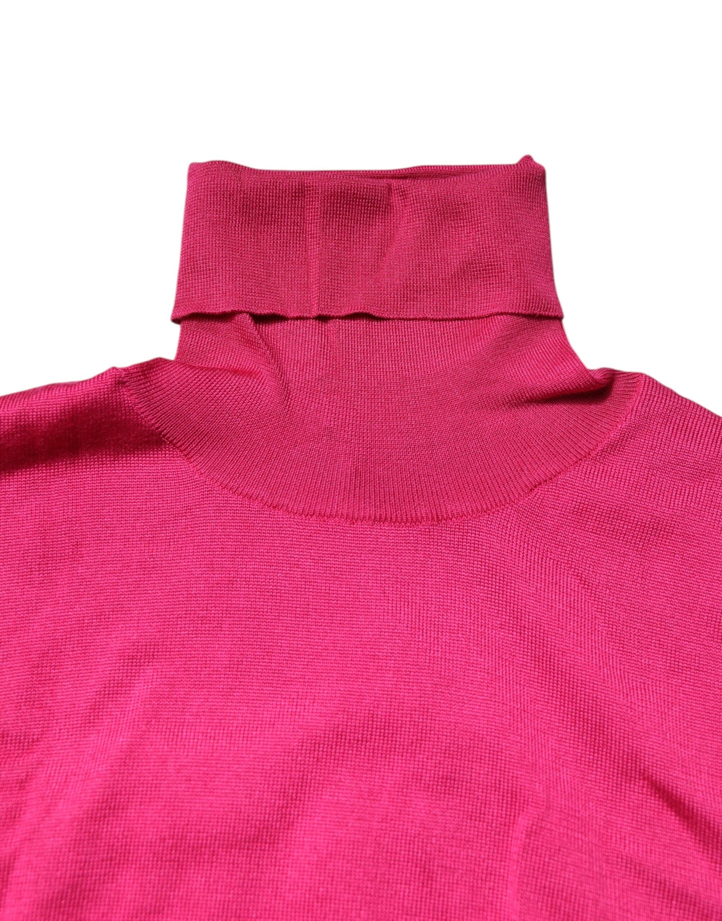 Top corto de cuello alto de punto de seda rosa