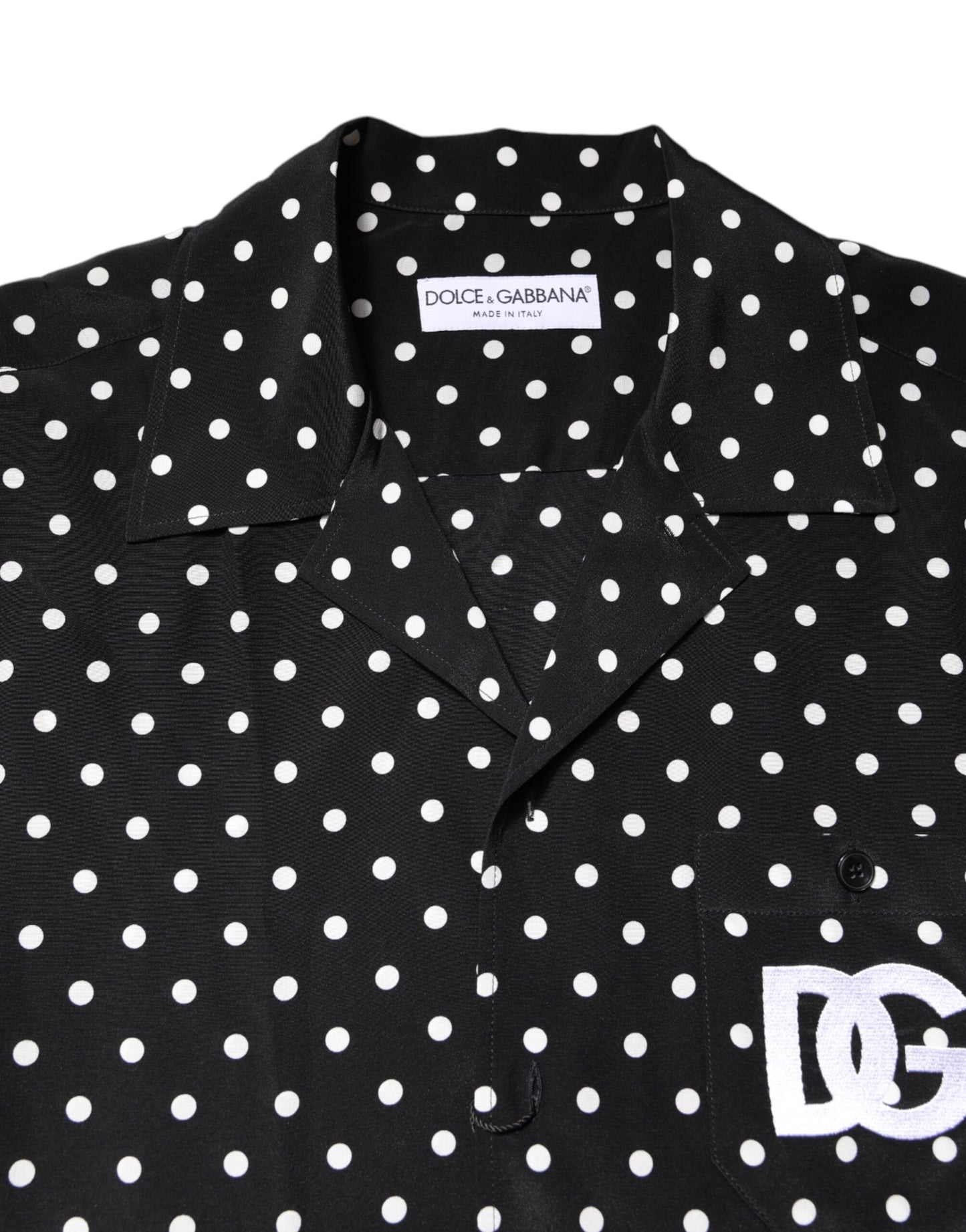 Camisa informal de manga corta con lunares negros
