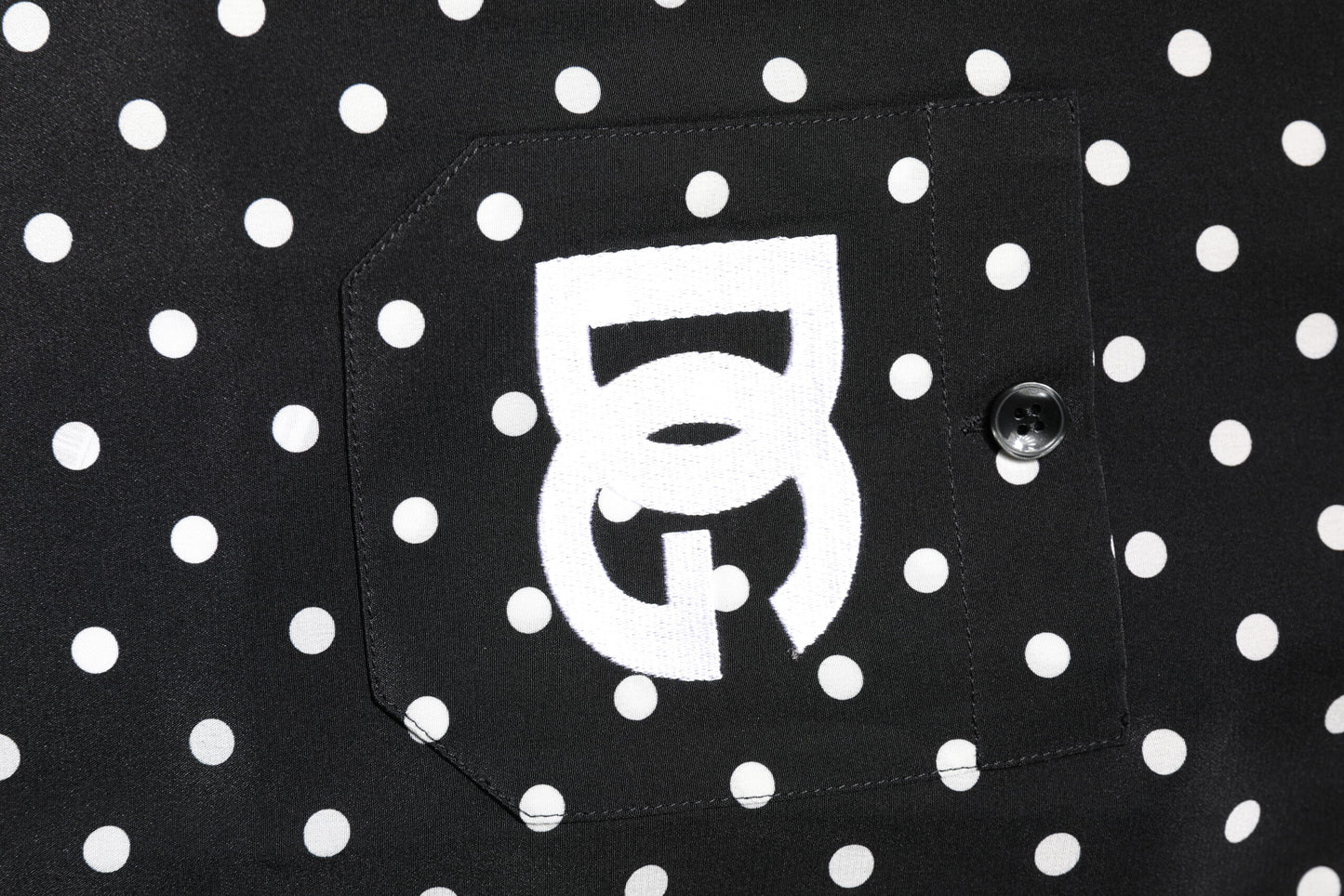 Camisa informal de manga corta con lunares negros