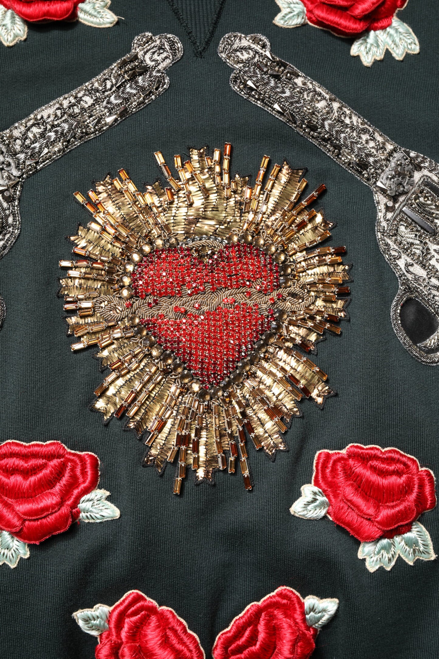 Pull noir orné de paillettes