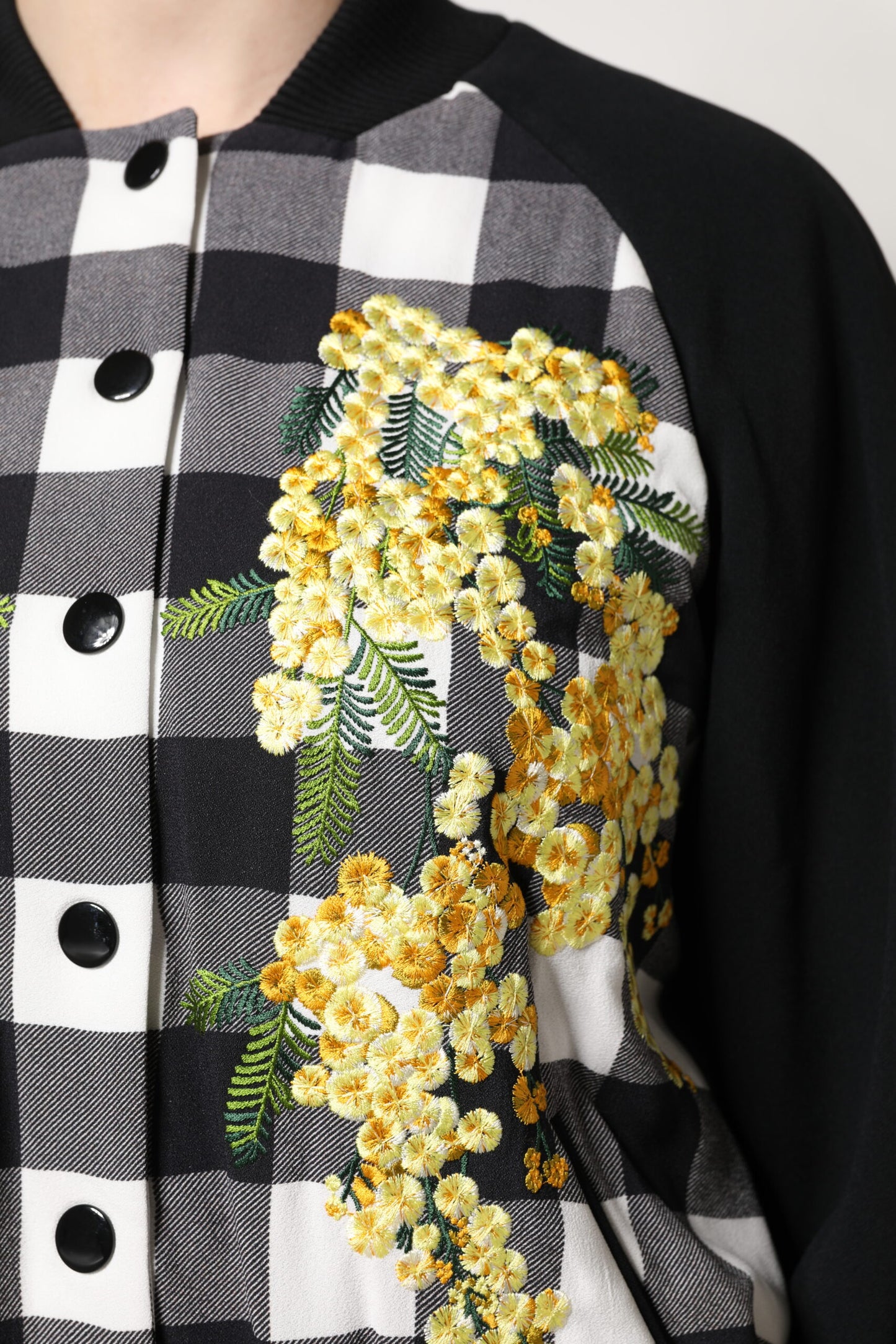 Chaqueta con botones y estampado floral a cuadros blancos y negros