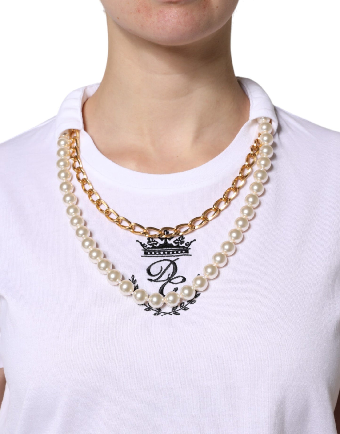 Camiseta de algodón con cuello redondo y cadena blanca perlada