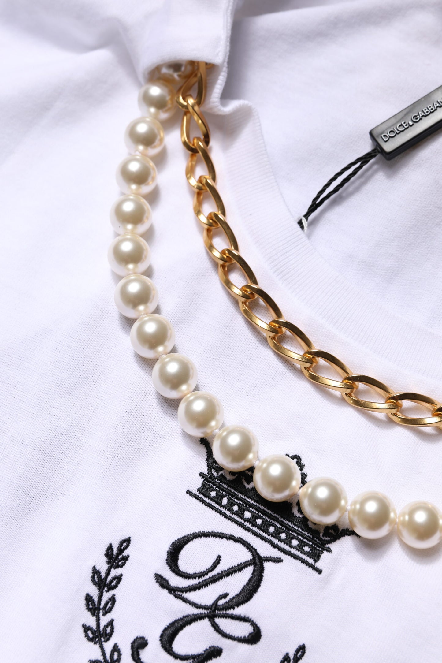 Camiseta de algodón con cuello redondo y cadena blanca perlada