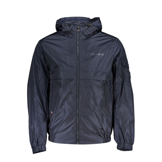 Chaqueta deportiva elegante azul con capucha y detalles en contraste