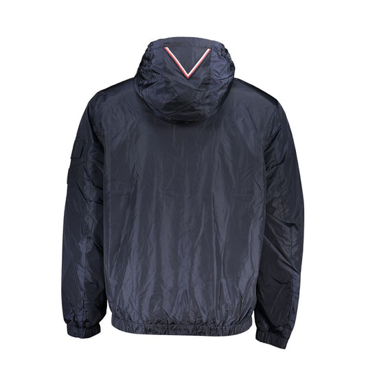Chaqueta deportiva elegante azul con capucha y detalles en contraste