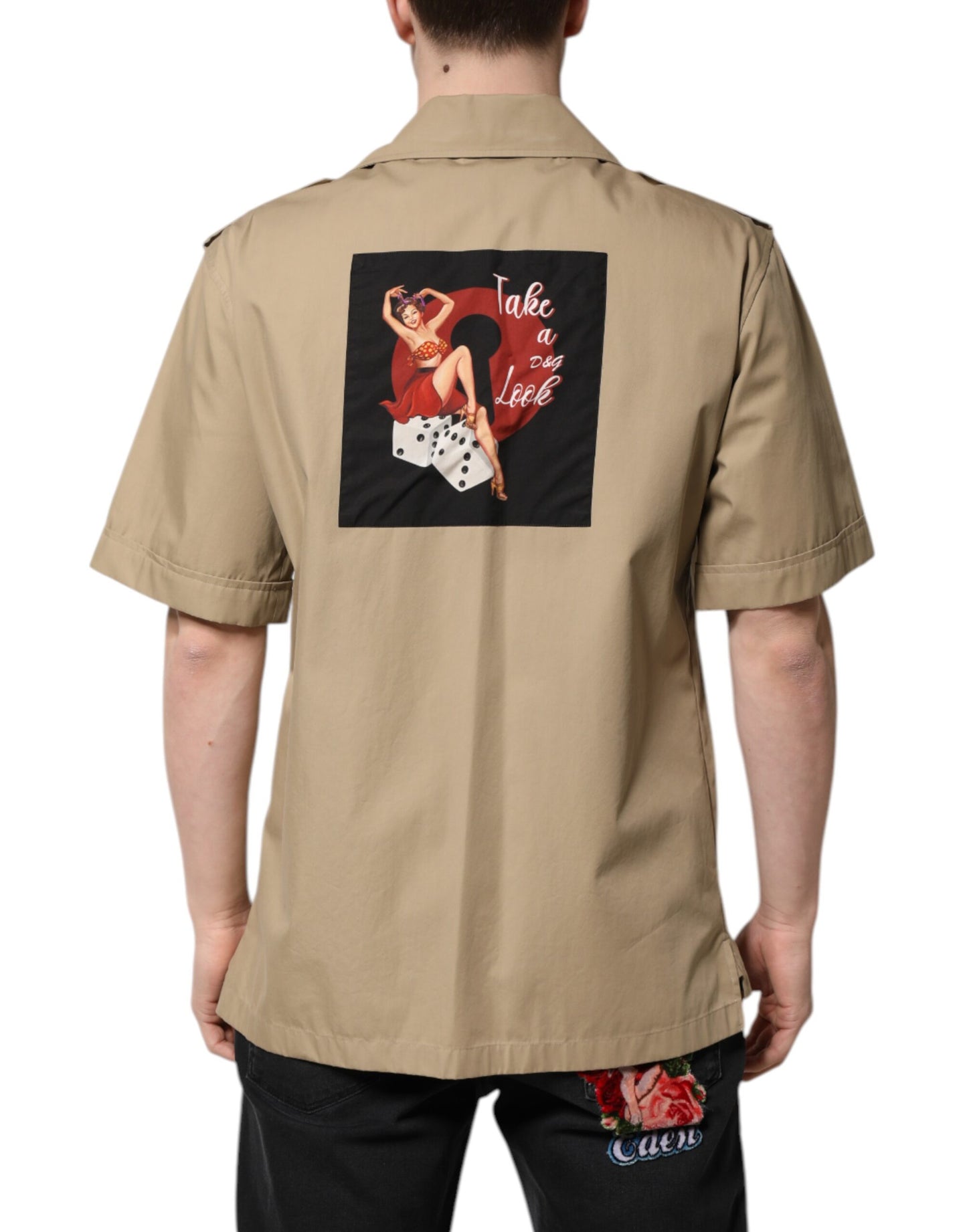 Camisa de manga corta con estampado gráfico marrón