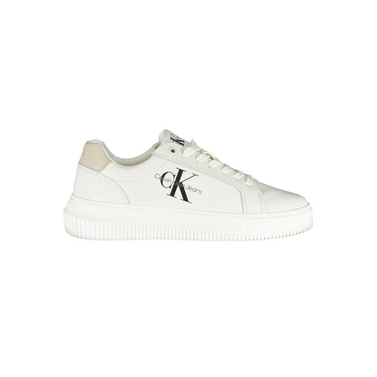 Zapatillas blancas elegantes con cordones y detalles en contraste