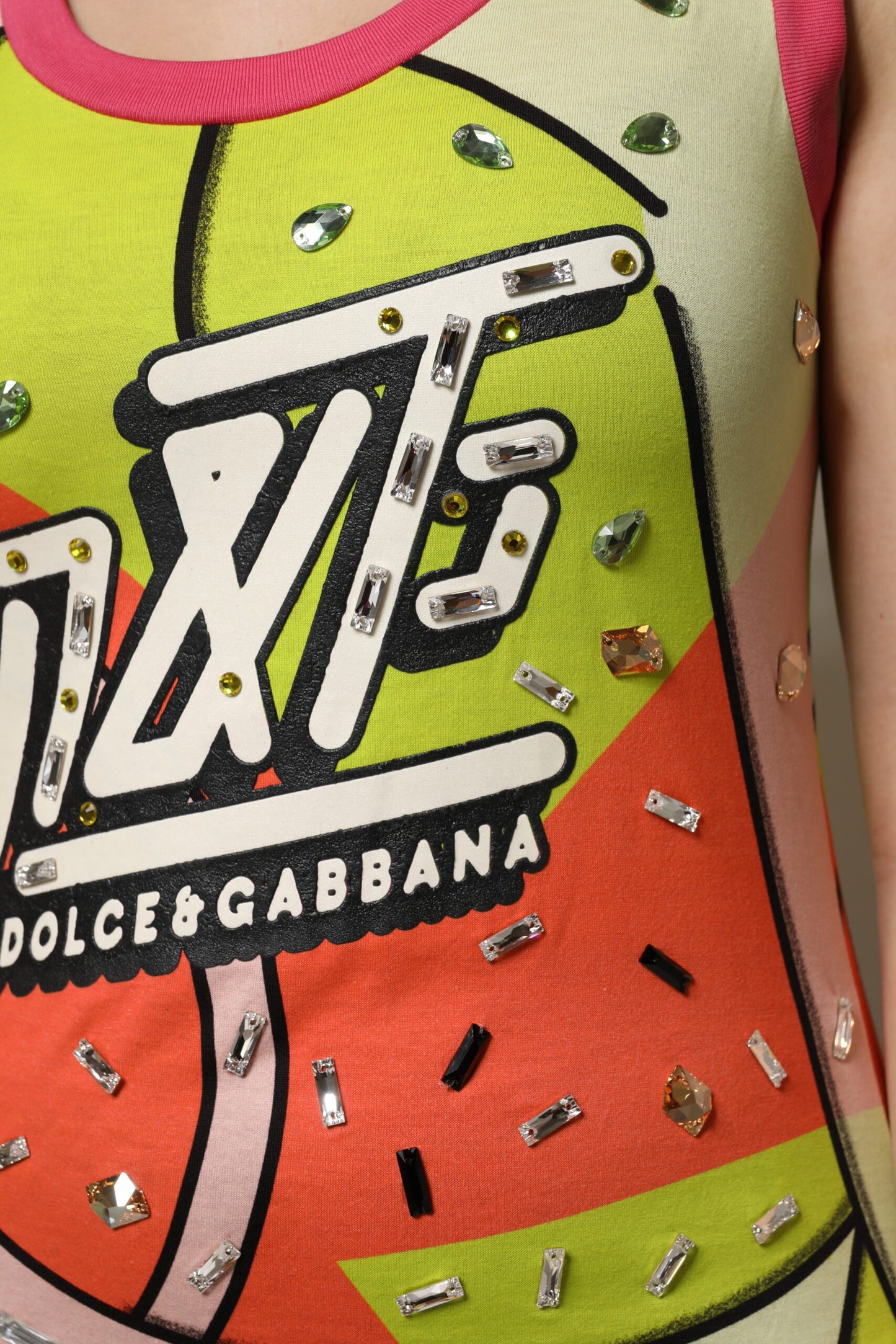 Top con adornos de cristales estampados multicolores