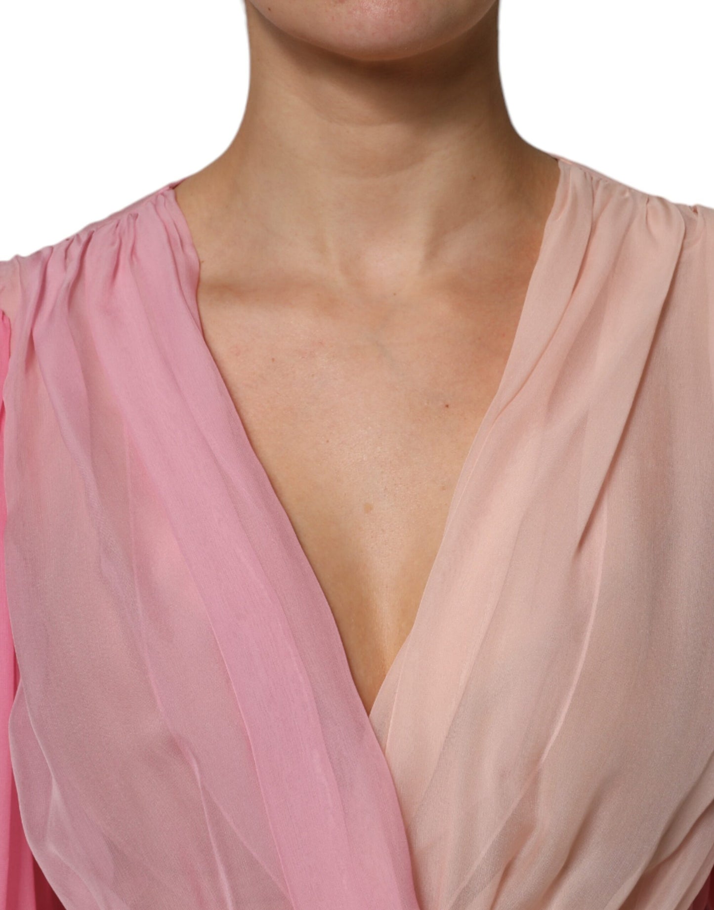 Blusa rosa de manga larga con escote en V pronunciado