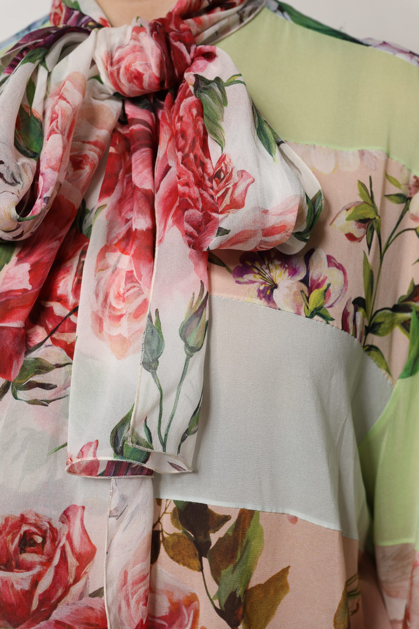 Top de manga larga con patchwork floral multicolor