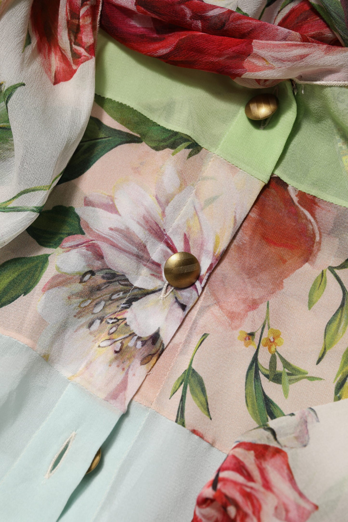 Top de manga larga con patchwork floral multicolor