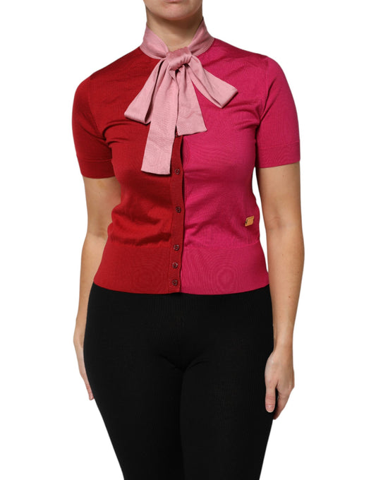 Top rosa de manga corta con cuello Ascot y botones