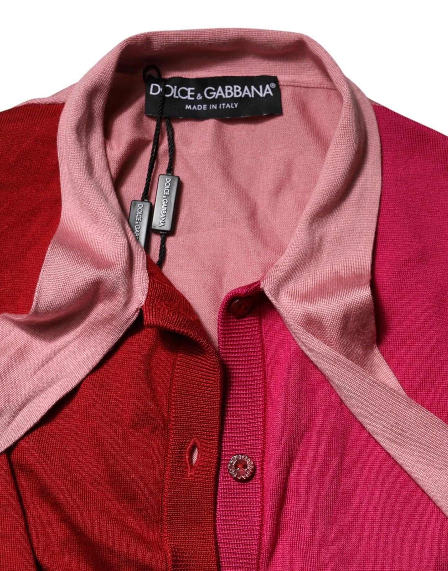 Top rosa de manga corta con cuello Ascot y botones