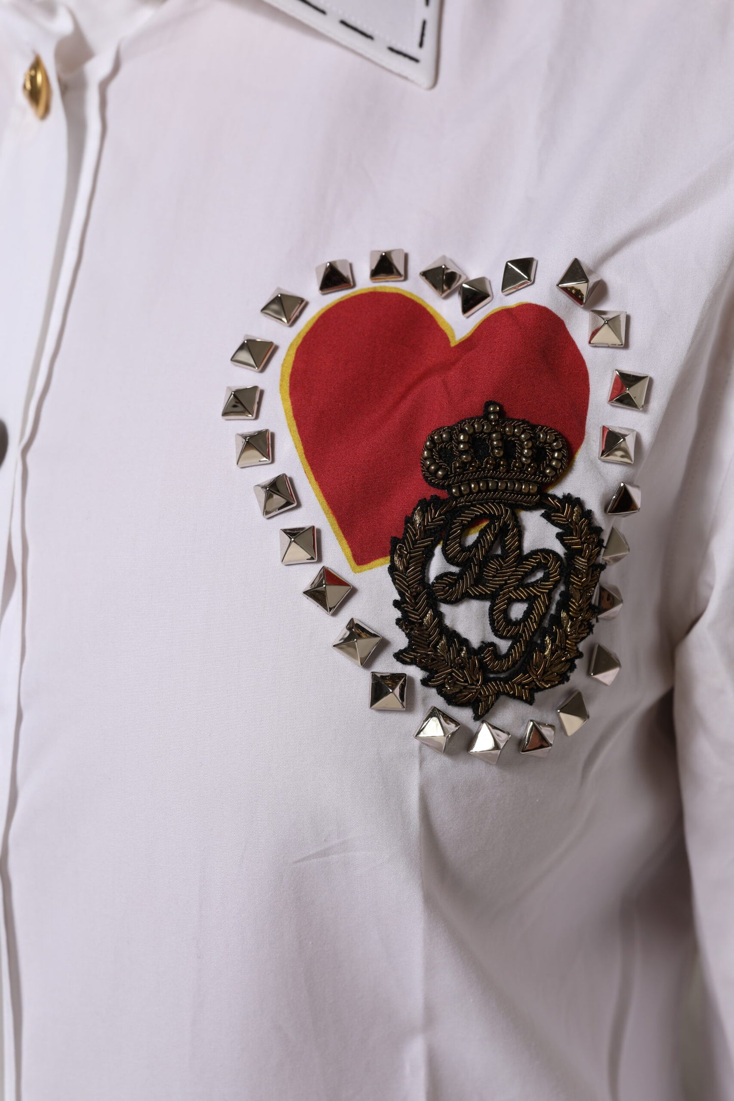 Camisa blanca de algodón con adornos florales